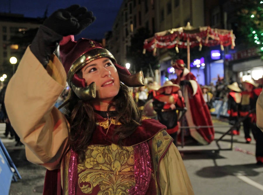 Mágico desfile de Sus Majestades por las calles de Oviedo