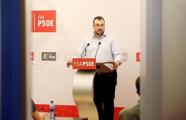 Adrián Barbón interviene al término de una reunión de la comisión ejecutiva de la Federación Socialista Asturiana. 