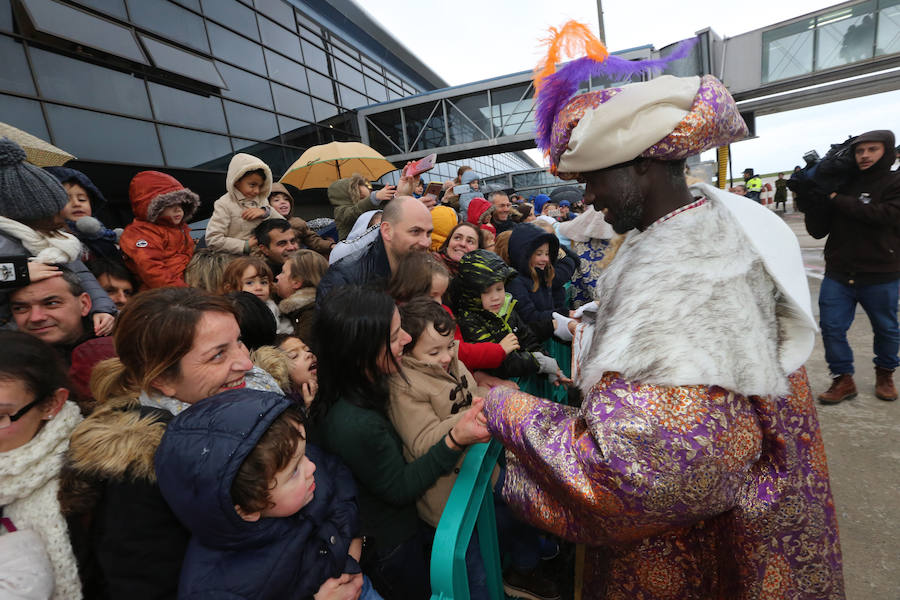 Los Reyes Magos aterrizan en el aeropuerto de Asturias
