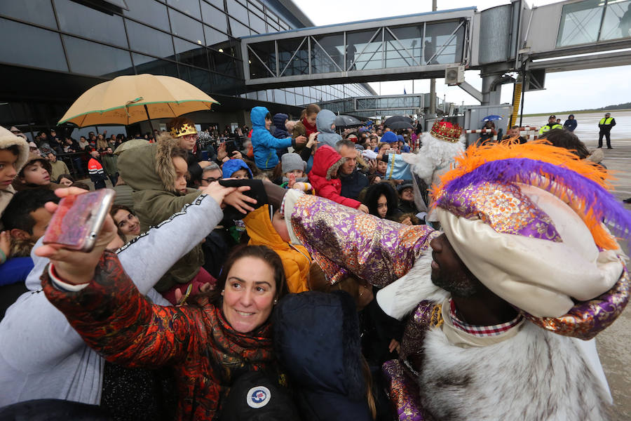 Los Reyes Magos aterrizan en el aeropuerto de Asturias
