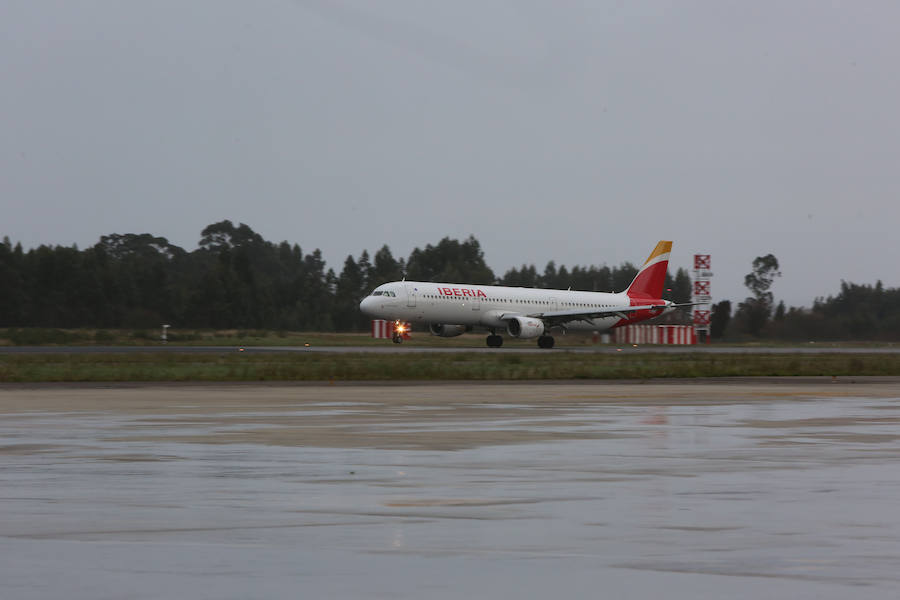 Los Reyes Magos aterrizan en el aeropuerto de Asturias