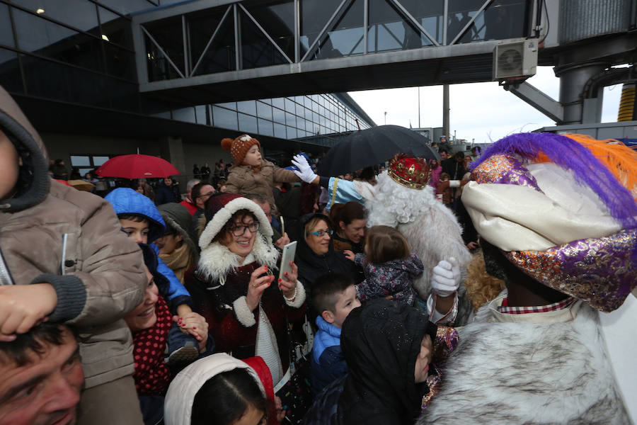 Los Reyes Magos aterrizan en el aeropuerto de Asturias