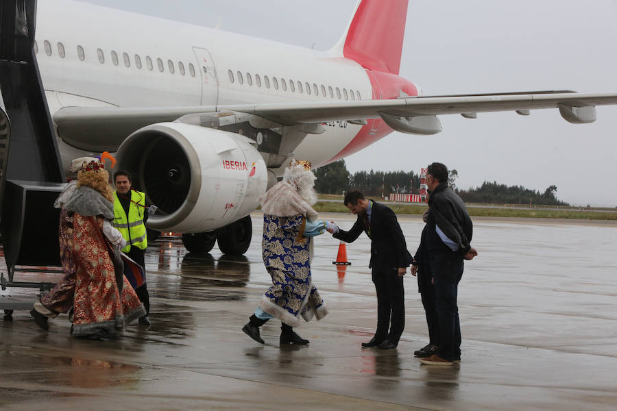 Los Reyes Magos aterrizan en el aeropuerto de Asturias