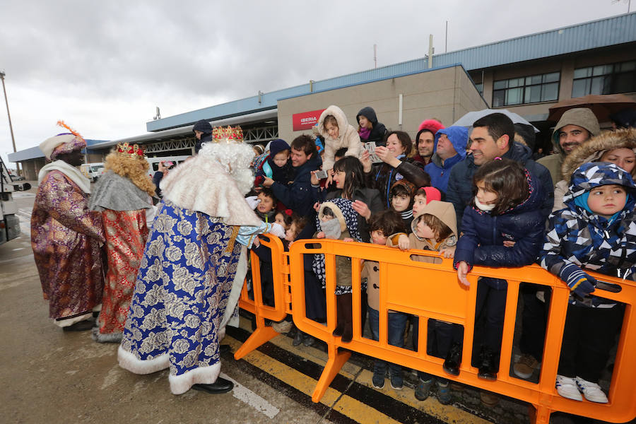Los Reyes Magos aterrizan en el aeropuerto de Asturias
