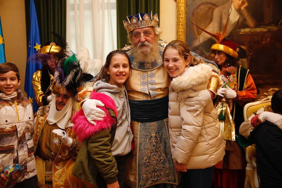 Cientos de personas han recibido a Melchor, Gaspar y Baltasar a su llegada a Gijón. Sus Majestades han recorrido el centro de la villa, desde el Acuario hasta la plaza del Marqués, donde les recibió la alcaldesa, Carmen Moriyón. Después han atendido las peticiones de los más pequeños en el Ayuntamiento