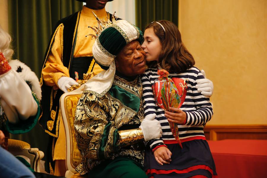Cientos de personas han recibido a Melchor, Gaspar y Baltasar a su llegada a Gijón. Sus Majestades han recorrido el centro de la villa, desde el Acuario hasta la plaza del Marqués, donde les recibió la alcaldesa, Carmen Moriyón. Después han atendido las peticiones de los más pequeños en el Ayuntamiento