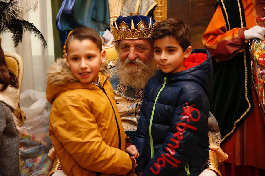 Cientos de personas han recibido a Melchor, Gaspar y Baltasar a su llegada a Gijón. Sus Majestades han recorrido el centro de la villa, desde el Acuario hasta la plaza del Marqués, donde les recibió la alcaldesa, Carmen Moriyón. Después han atendido las peticiones de los más pequeños en el Ayuntamiento