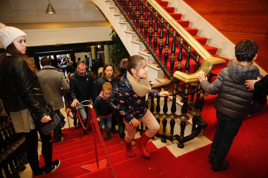 Cientos de personas han recibido a Melchor, Gaspar y Baltasar a su llegada a Gijón. Sus Majestades han recorrido el centro de la villa, desde el Acuario hasta la plaza del Marqués, donde les recibió la alcaldesa, Carmen Moriyón. Después han atendido las peticiones de los más pequeños en el Ayuntamiento