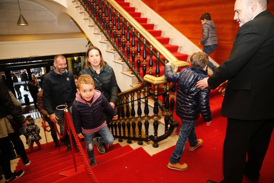 Cientos de personas han recibido a Melchor, Gaspar y Baltasar a su llegada a Gijón. Sus Majestades han recorrido el centro de la villa, desde el Acuario hasta la plaza del Marqués, donde les recibió la alcaldesa, Carmen Moriyón. Después han atendido las peticiones de los más pequeños en el Ayuntamiento