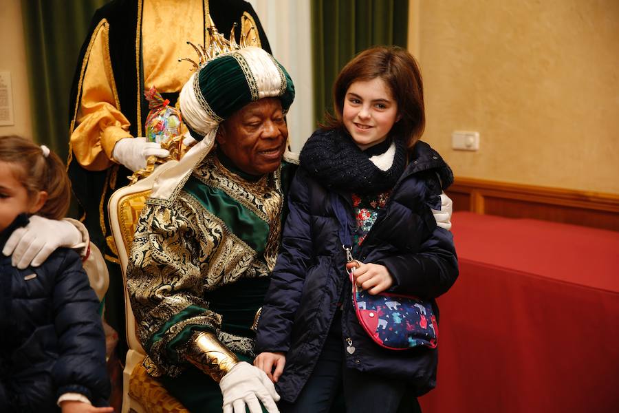 Cientos de personas han recibido a Melchor, Gaspar y Baltasar a su llegada a Gijón. Sus Majestades han recorrido el centro de la villa, desde el Acuario hasta la plaza del Marqués, donde les recibió la alcaldesa, Carmen Moriyón. Después han atendido las peticiones de los más pequeños en el Ayuntamiento