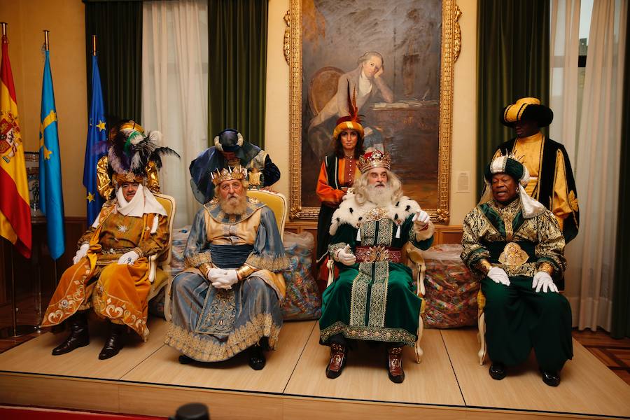 Cientos de personas han recibido a Melchor, Gaspar y Baltasar a su llegada a Gijón. Sus Majestades han recorrido el centro de la villa, desde el Acuario hasta la plaza del Marqués, donde les recibió la alcaldesa, Carmen Moriyón. Después han atendido las peticiones de los más pequeños en el Ayuntamiento