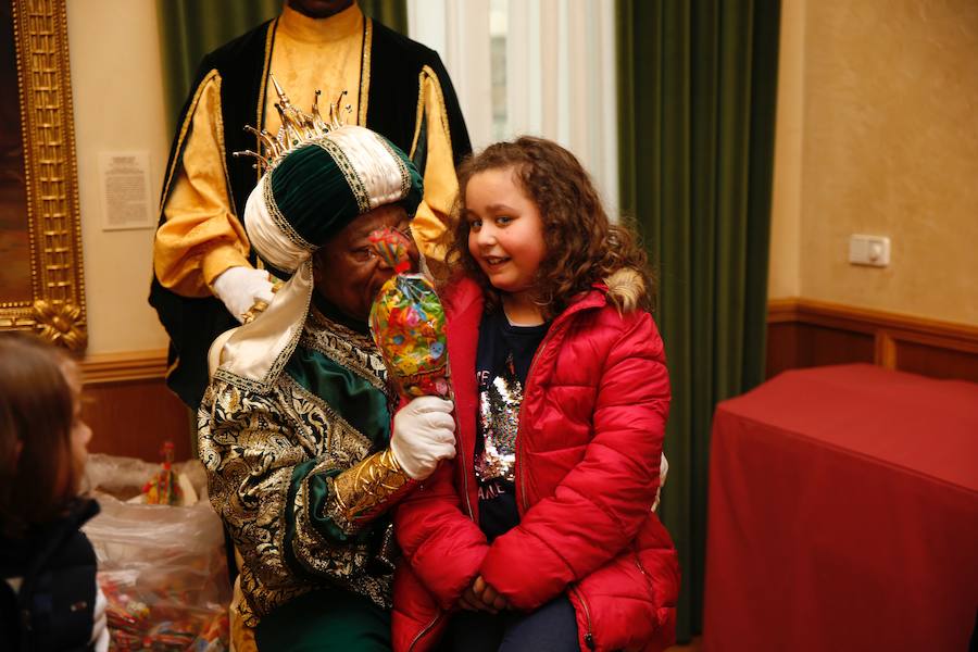 Cientos de personas han recibido a Melchor, Gaspar y Baltasar a su llegada a Gijón. Sus Majestades han recorrido el centro de la villa, desde el Acuario hasta la plaza del Marqués, donde les recibió la alcaldesa, Carmen Moriyón. Después han atendido las peticiones de los más pequeños en el Ayuntamiento