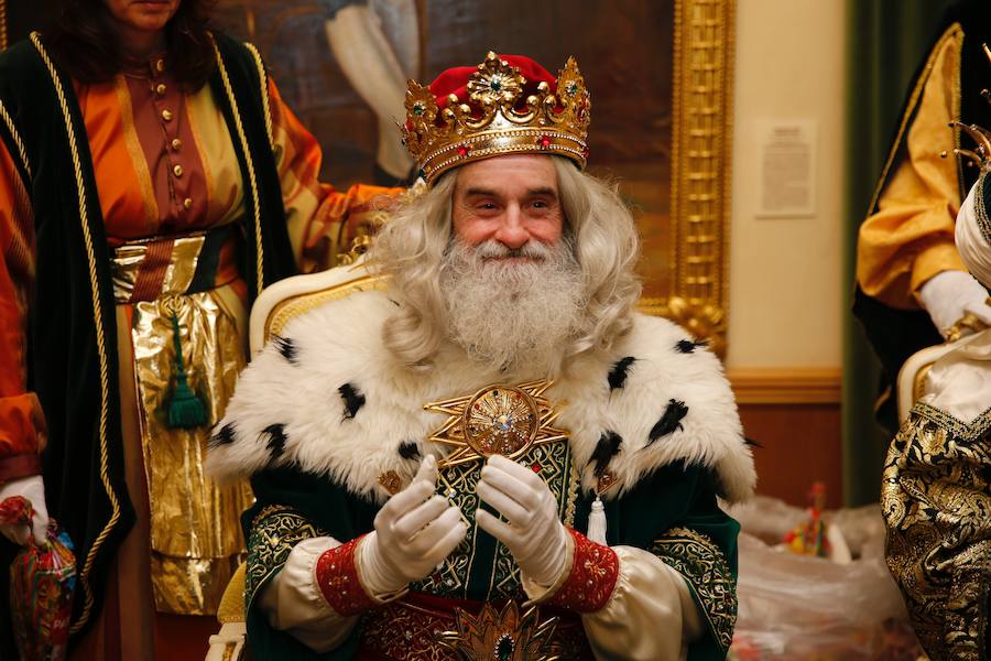 Cientos de personas han recibido a Melchor, Gaspar y Baltasar a su llegada a Gijón. Sus Majestades han recorrido el centro de la villa, desde el Acuario hasta la plaza del Marqués, donde les recibió la alcaldesa, Carmen Moriyón. Después han atendido las peticiones de los más pequeños en el Ayuntamiento