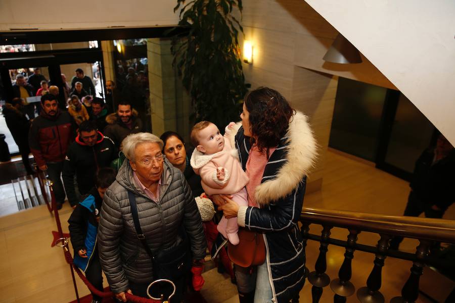 Cientos de personas han recibido a Melchor, Gaspar y Baltasar a su llegada a Gijón. Sus Majestades han recorrido el centro de la villa, desde el Acuario hasta la plaza del Marqués, donde les recibió la alcaldesa, Carmen Moriyón. Después han atendido las peticiones de los más pequeños en el Ayuntamiento