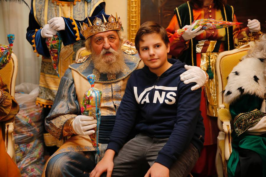 Cientos de personas han recibido a Melchor, Gaspar y Baltasar a su llegada a Gijón. Sus Majestades han recorrido el centro de la villa, desde el Acuario hasta la plaza del Marqués, donde les recibió la alcaldesa, Carmen Moriyón. Después han atendido las peticiones de los más pequeños en el Ayuntamiento