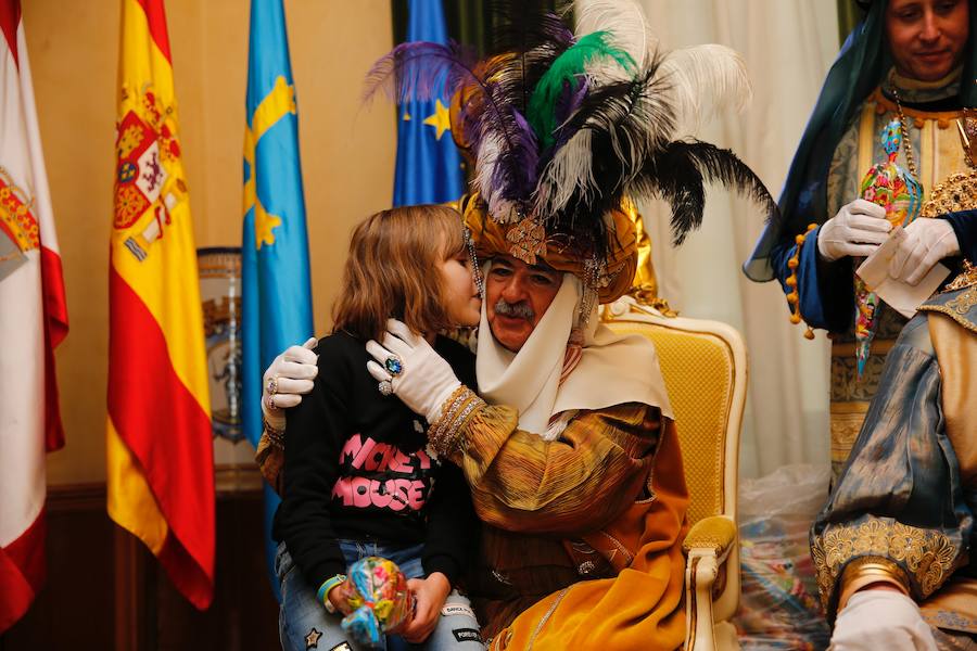Cientos de personas han recibido a Melchor, Gaspar y Baltasar a su llegada a Gijón. Sus Majestades han recorrido el centro de la villa, desde el Acuario hasta la plaza del Marqués, donde les recibió la alcaldesa, Carmen Moriyón. Después han atendido las peticiones de los más pequeños en el Ayuntamiento