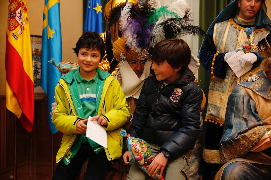 Cientos de personas han recibido a Melchor, Gaspar y Baltasar a su llegada a Gijón. Sus Majestades han recorrido el centro de la villa, desde el Acuario hasta la plaza del Marqués, donde les recibió la alcaldesa, Carmen Moriyón. Después han atendido las peticiones de los más pequeños en el Ayuntamiento