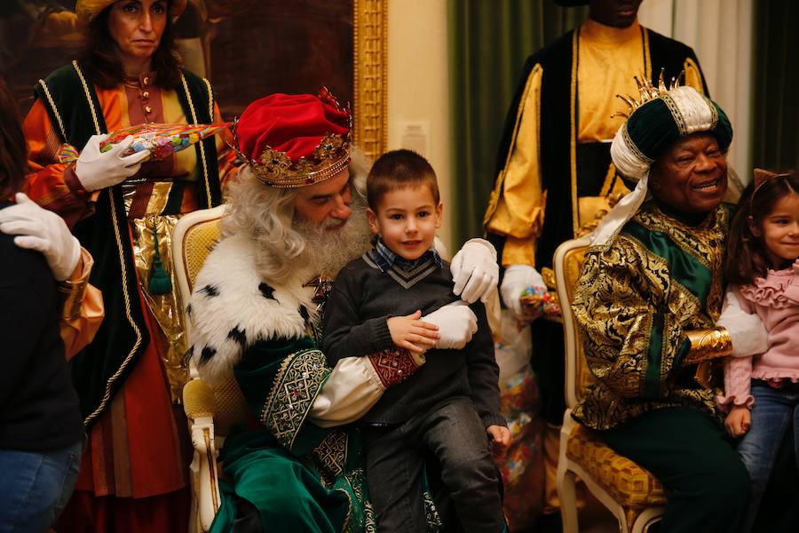 Cientos de personas han recibido a Melchor, Gaspar y Baltasar a su llegada a Gijón. Sus Majestades han recorrido el centro de la villa, desde el Acuario hasta la plaza del Marqués, donde les recibió la alcaldesa, Carmen Moriyón. Después han atendido las peticiones de los más pequeños en el Ayuntamiento