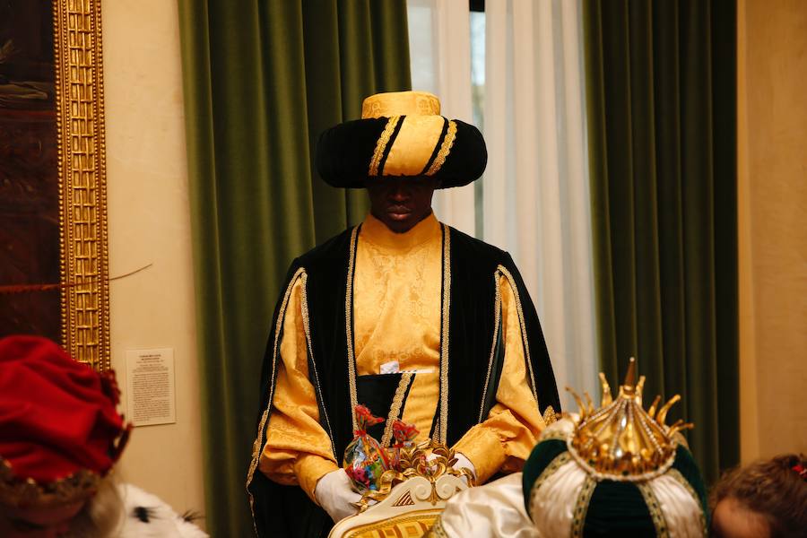 Cientos de personas han recibido a Melchor, Gaspar y Baltasar a su llegada a Gijón. Sus Majestades han recorrido el centro de la villa, desde el Acuario hasta la plaza del Marqués, donde les recibió la alcaldesa, Carmen Moriyón. Después han atendido las peticiones de los más pequeños en el Ayuntamiento
