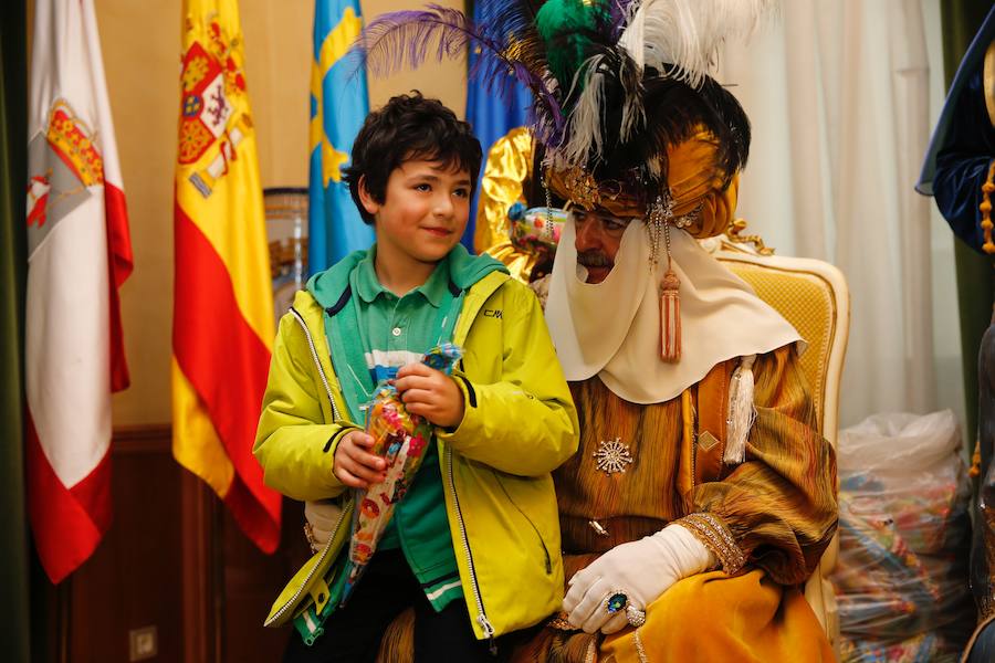 Cientos de personas han recibido a Melchor, Gaspar y Baltasar a su llegada a Gijón. Sus Majestades han recorrido el centro de la villa, desde el Acuario hasta la plaza del Marqués, donde les recibió la alcaldesa, Carmen Moriyón. Después han atendido las peticiones de los más pequeños en el Ayuntamiento