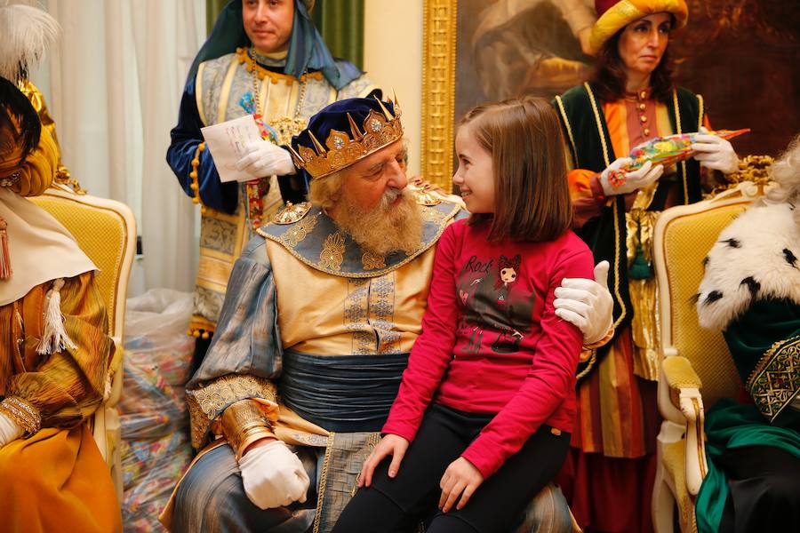 Cientos de personas han recibido a Melchor, Gaspar y Baltasar a su llegada a Gijón. Sus Majestades han recorrido el centro de la villa, desde el Acuario hasta la plaza del Marqués, donde les recibió la alcaldesa, Carmen Moriyón. Después han atendido las peticiones de los más pequeños en el Ayuntamiento