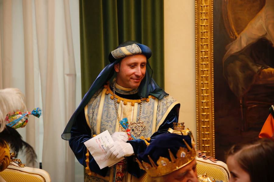 Cientos de personas han recibido a Melchor, Gaspar y Baltasar a su llegada a Gijón. Sus Majestades han recorrido el centro de la villa, desde el Acuario hasta la plaza del Marqués, donde les recibió la alcaldesa, Carmen Moriyón. Después han atendido las peticiones de los más pequeños en el Ayuntamiento
