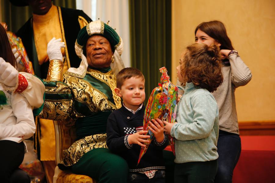 Cientos de personas han recibido a Melchor, Gaspar y Baltasar a su llegada a Gijón. Sus Majestades han recorrido el centro de la villa, desde el Acuario hasta la plaza del Marqués, donde les recibió la alcaldesa, Carmen Moriyón. Después han atendido las peticiones de los más pequeños en el Ayuntamiento