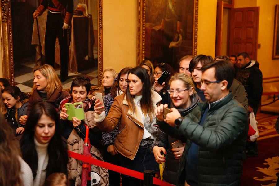 Cientos de personas han recibido a Melchor, Gaspar y Baltasar a su llegada a Gijón. Sus Majestades han recorrido el centro de la villa, desde el Acuario hasta la plaza del Marqués, donde les recibió la alcaldesa, Carmen Moriyón. Después han atendido las peticiones de los más pequeños en el Ayuntamiento