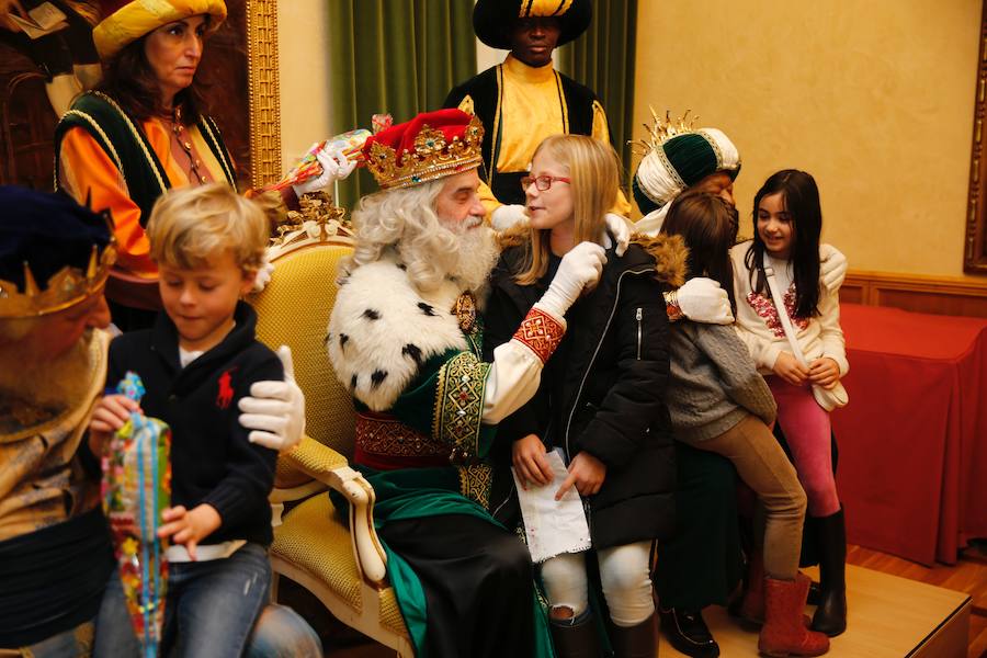 Cientos de personas han recibido a Melchor, Gaspar y Baltasar a su llegada a Gijón. Sus Majestades han recorrido el centro de la villa, desde el Acuario hasta la plaza del Marqués, donde les recibió la alcaldesa, Carmen Moriyón. Después han atendido las peticiones de los más pequeños en el Ayuntamiento