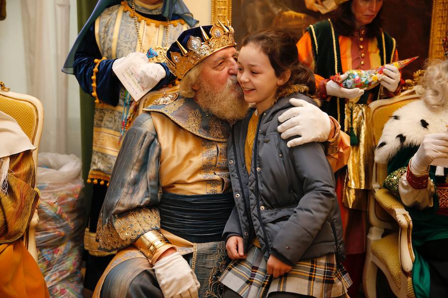 Cientos de personas han recibido a Melchor, Gaspar y Baltasar a su llegada a Gijón. Sus Majestades han recorrido el centro de la villa, desde el Acuario hasta la plaza del Marqués, donde les recibió la alcaldesa, Carmen Moriyón. Después han atendido las peticiones de los más pequeños en el Ayuntamiento