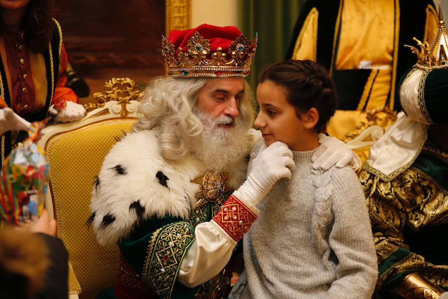 Cientos de personas han recibido a Melchor, Gaspar y Baltasar a su llegada a Gijón. Sus Majestades han recorrido el centro de la villa, desde el Acuario hasta la plaza del Marqués, donde les recibió la alcaldesa, Carmen Moriyón. Después han atendido las peticiones de los más pequeños en el Ayuntamiento