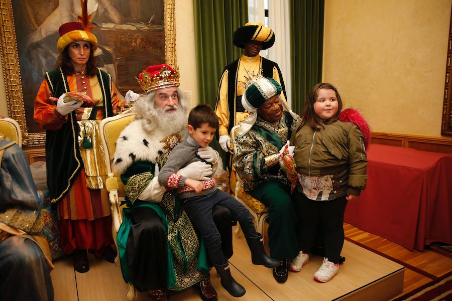 Cientos de personas han recibido a Melchor, Gaspar y Baltasar a su llegada a Gijón. Sus Majestades han recorrido el centro de la villa, desde el Acuario hasta la plaza del Marqués, donde les recibió la alcaldesa, Carmen Moriyón. Después han atendido las peticiones de los más pequeños en el Ayuntamiento