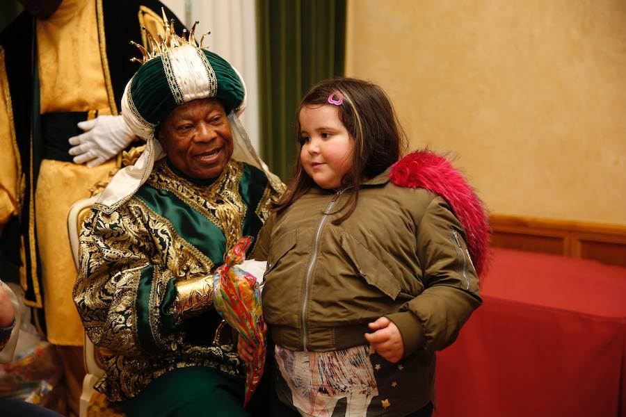 Cientos de personas han recibido a Melchor, Gaspar y Baltasar a su llegada a Gijón. Sus Majestades han recorrido el centro de la villa, desde el Acuario hasta la plaza del Marqués, donde les recibió la alcaldesa, Carmen Moriyón. Después han atendido las peticiones de los más pequeños en el Ayuntamiento