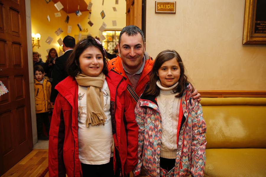 Cientos de personas han recibido a Melchor, Gaspar y Baltasar a su llegada a Gijón. Sus Majestades han recorrido el centro de la villa, desde el Acuario hasta la plaza del Marqués, donde les recibió la alcaldesa, Carmen Moriyón. Después han atendido las peticiones de los más pequeños en el Ayuntamiento