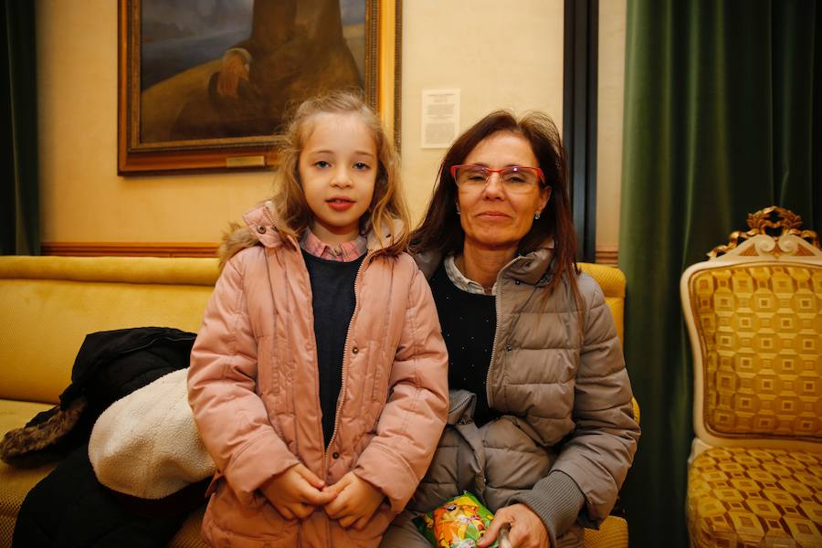 Cientos de personas han recibido a Melchor, Gaspar y Baltasar a su llegada a Gijón. Sus Majestades han recorrido el centro de la villa, desde el Acuario hasta la plaza del Marqués, donde les recibió la alcaldesa, Carmen Moriyón. Después han atendido las peticiones de los más pequeños en el Ayuntamiento