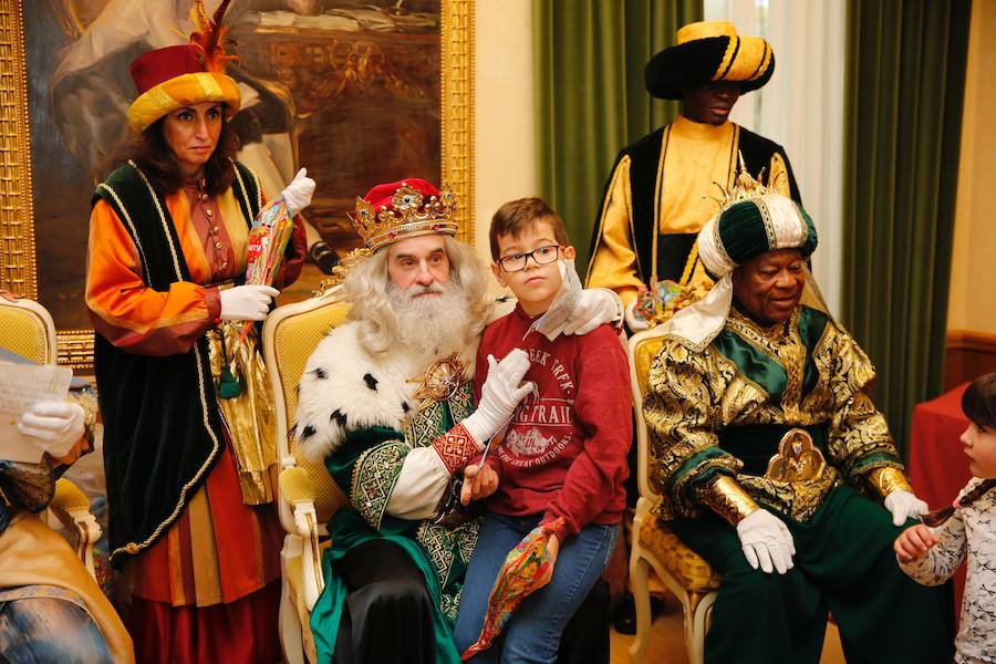 Cientos de personas han recibido a Melchor, Gaspar y Baltasar a su llegada a Gijón. Sus Majestades han recorrido el centro de la villa, desde el Acuario hasta la plaza del Marqués, donde les recibió la alcaldesa, Carmen Moriyón. Después han atendido las peticiones de los más pequeños en el Ayuntamiento