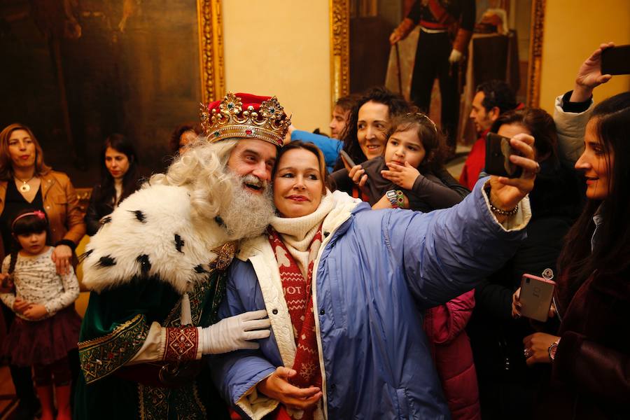 Cientos de personas han recibido a Melchor, Gaspar y Baltasar a su llegada a Gijón. Sus Majestades han recorrido el centro de la villa, desde el Acuario hasta la plaza del Marqués, donde les recibió la alcaldesa, Carmen Moriyón. Después han atendido las peticiones de los más pequeños en el Ayuntamiento
