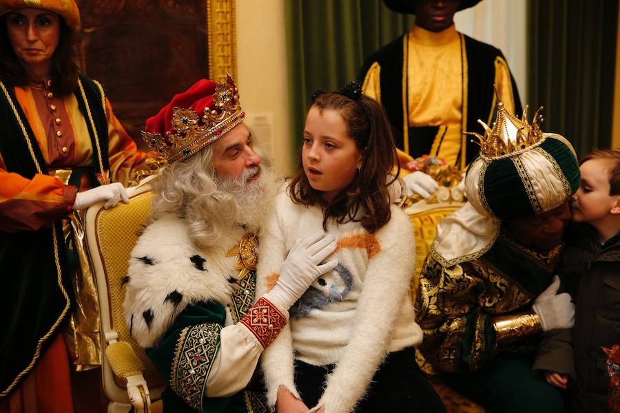 Cientos de personas han recibido a Melchor, Gaspar y Baltasar a su llegada a Gijón. Sus Majestades han recorrido el centro de la villa, desde el Acuario hasta la plaza del Marqués, donde les recibió la alcaldesa, Carmen Moriyón. Después han atendido las peticiones de los más pequeños en el Ayuntamiento