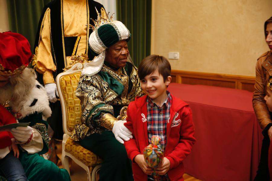 Cientos de personas han recibido a Melchor, Gaspar y Baltasar a su llegada a Gijón. Sus Majestades han recorrido el centro de la villa, desde el Acuario hasta la plaza del Marqués, donde les recibió la alcaldesa, Carmen Moriyón. Después han atendido las peticiones de los más pequeños en el Ayuntamiento
