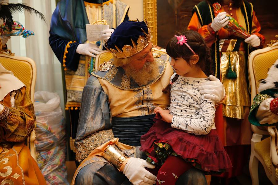 Cientos de personas han recibido a Melchor, Gaspar y Baltasar a su llegada a Gijón. Sus Majestades han recorrido el centro de la villa, desde el Acuario hasta la plaza del Marqués, donde les recibió la alcaldesa, Carmen Moriyón. Después han atendido las peticiones de los más pequeños en el Ayuntamiento
