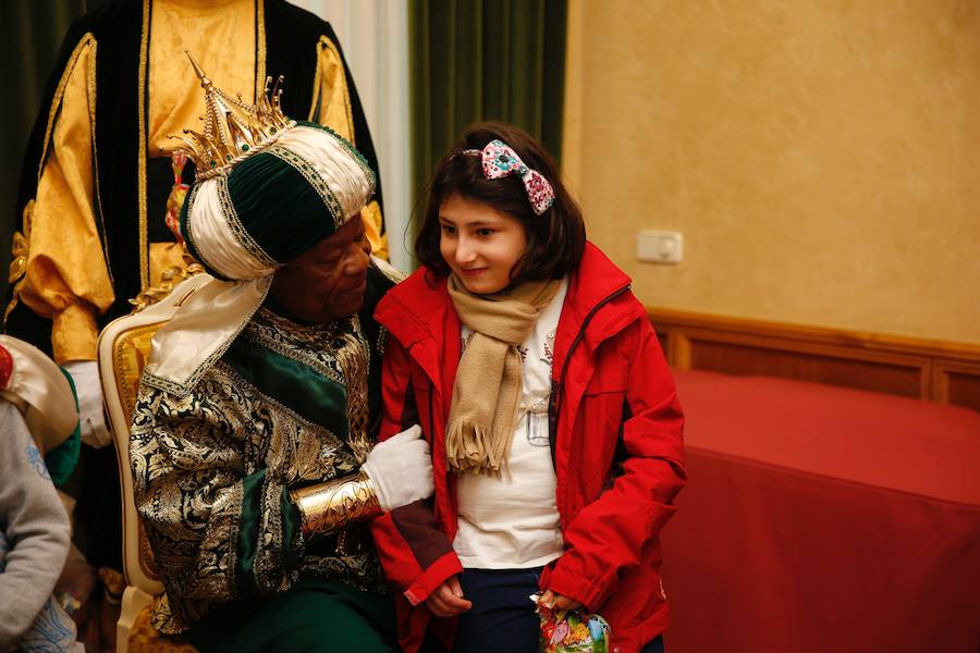 Cientos de personas han recibido a Melchor, Gaspar y Baltasar a su llegada a Gijón. Sus Majestades han recorrido el centro de la villa, desde el Acuario hasta la plaza del Marqués, donde les recibió la alcaldesa, Carmen Moriyón. Después han atendido las peticiones de los más pequeños en el Ayuntamiento