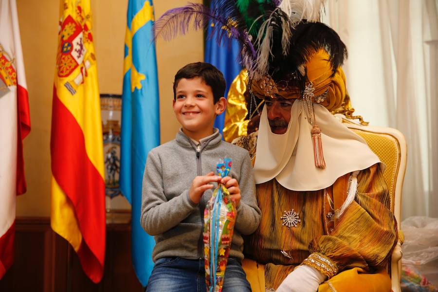 Cientos de personas han recibido a Melchor, Gaspar y Baltasar a su llegada a Gijón. Sus Majestades han recorrido el centro de la villa, desde el Acuario hasta la plaza del Marqués, donde les recibió la alcaldesa, Carmen Moriyón. Después han atendido las peticiones de los más pequeños en el Ayuntamiento