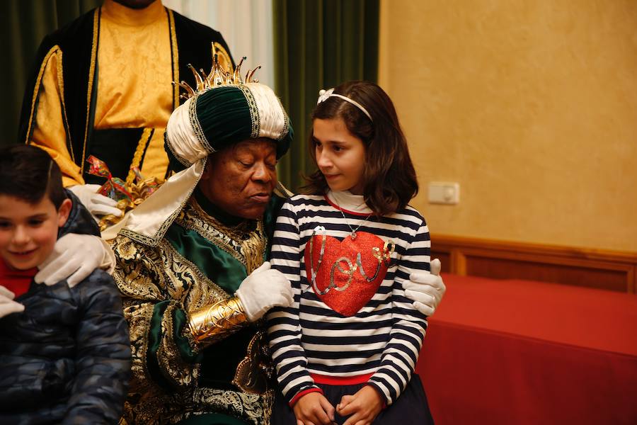 Cientos de personas han recibido a Melchor, Gaspar y Baltasar a su llegada a Gijón. Sus Majestades han recorrido el centro de la villa, desde el Acuario hasta la plaza del Marqués, donde les recibió la alcaldesa, Carmen Moriyón. Después han atendido las peticiones de los más pequeños en el Ayuntamiento