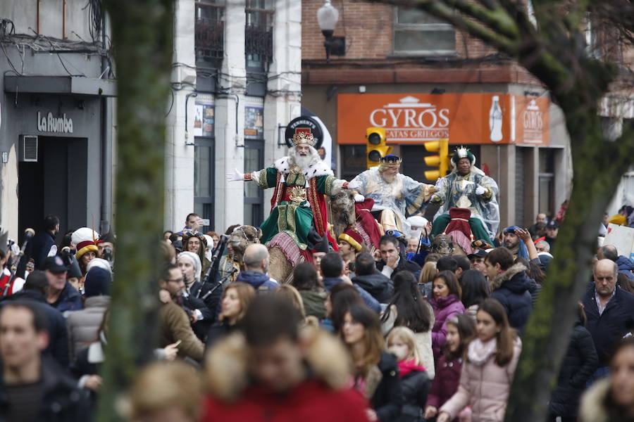Cientos de personas han recibido a Melchor, Gaspar y Baltasar a su llegada a Gijón. Sus Majestades han recorrido el centro de la villa, desde el Acuario hasta la plaza del Marqués, donde les recibió la alcaldesa, Carmen Moriyón. 