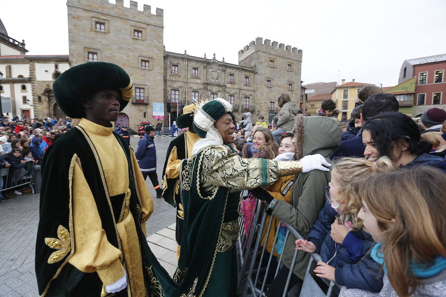 Cientos de personas han recibido a Melchor, Gaspar y Baltasar a su llegada a Gijón. Sus Majestades han recorrido el centro de la villa, desde el Acuario hasta la plaza del Marqués, donde les recibió la alcaldesa, Carmen Moriyón. 