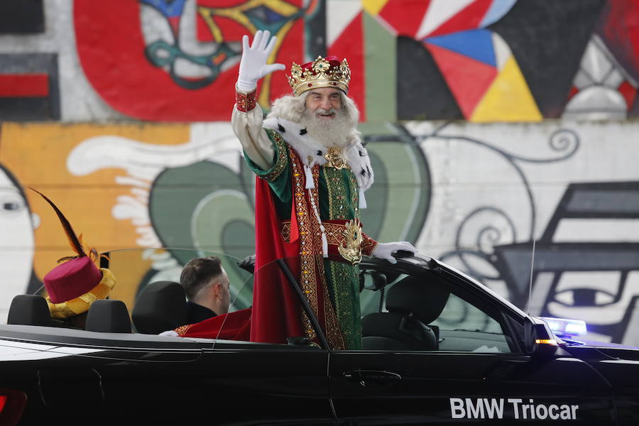 Cientos de personas han recibido a Melchor, Gaspar y Baltasar a su llegada a Gijón. Sus Majestades han recorrido el centro de la villa, desde el Acuario hasta la plaza del Marqués, donde les recibió la alcaldesa, Carmen Moriyón. 