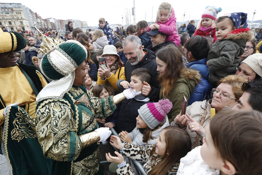 Cientos de personas han recibido a Melchor, Gaspar y Baltasar a su llegada a Gijón. Sus Majestades han recorrido el centro de la villa, desde el Acuario hasta la plaza del Marqués, donde les recibió la alcaldesa, Carmen Moriyón. 