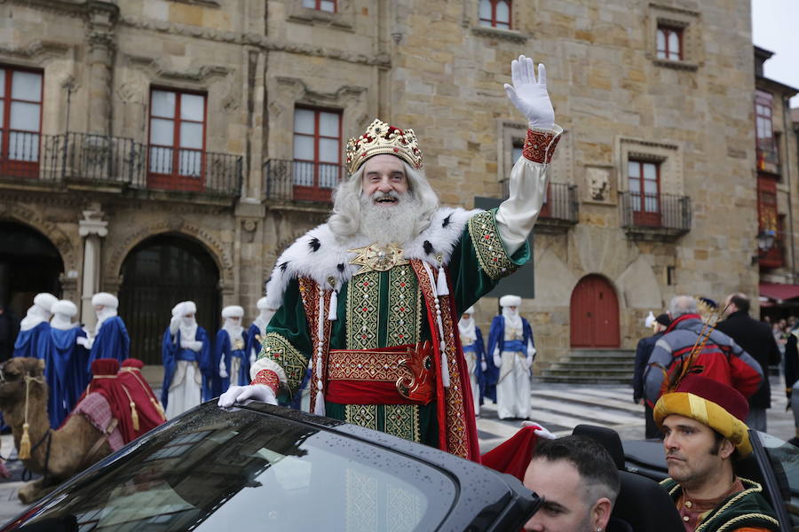 Cientos de personas han recibido a Melchor, Gaspar y Baltasar a su llegada a Gijón. Sus Majestades han recorrido el centro de la villa, desde el Acuario hasta la plaza del Marqués, donde les recibió la alcaldesa, Carmen Moriyón. 