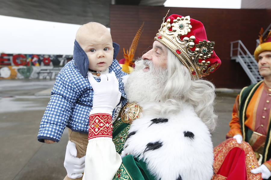 Cientos de personas han recibido a Melchor, Gaspar y Baltasar a su llegada a Gijón. Sus Majestades han recorrido el centro de la villa, desde el Acuario hasta la plaza del Marqués, donde les recibió la alcaldesa, Carmen Moriyón. 