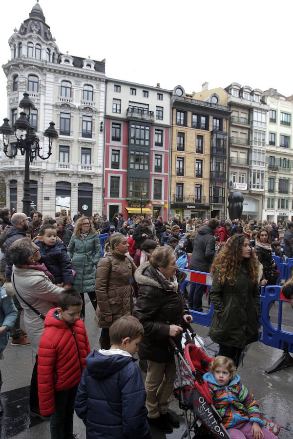 Los Reyes Magos han llegado ya a Oviedo, donde han compartido un brindis con representantes municipales y han recogido los últimos deseos de los más pequeños.